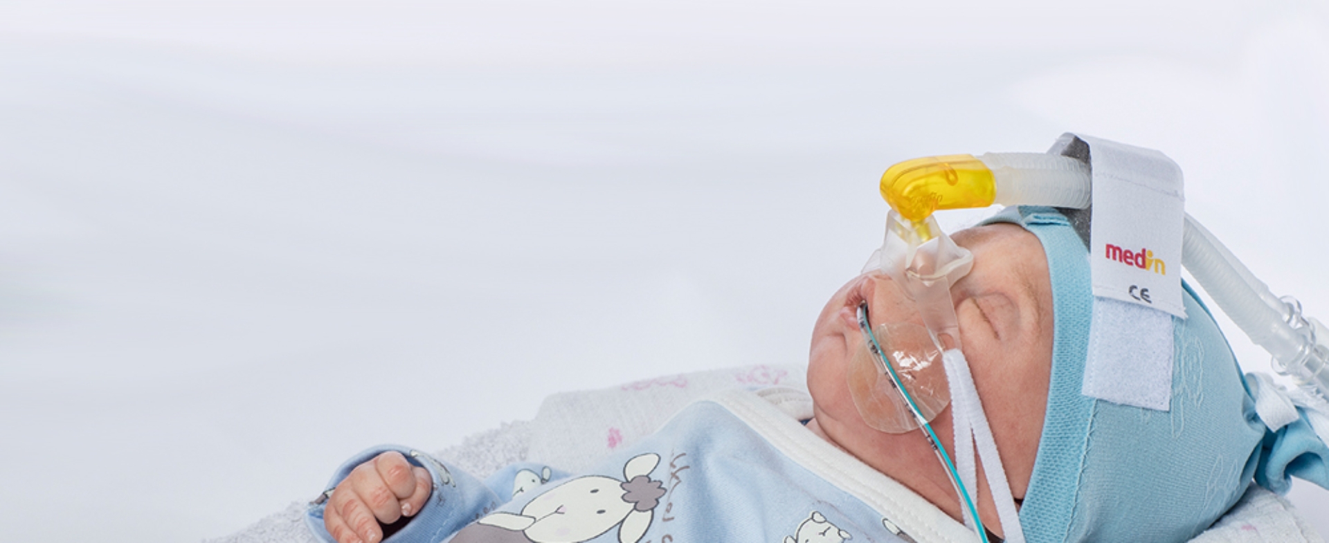 Новорожденный тяжело дышит. Неинвазивная ИВЛ носовые канюли. ИВЛ недоношенных новорожденных. Неинвазивная ИВЛ У новорожденных.